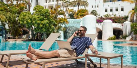 ISLAS CANARIAS BUSCA REMOTE WORKERS  - Img. Half