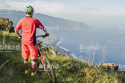 Jordi Bagó en mountainbike por El Hierro