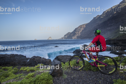 Jordi Bagó en mountainbike por El Hierro