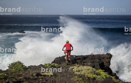 Jordi Bagó en mountainbike por El Hierro