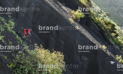 Jordi Bagó en mountainbike por El Hierro
