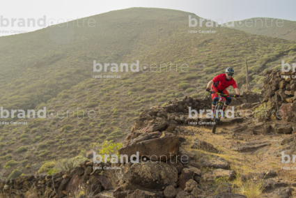Jordi Bagó en mountainbike por El Hierro