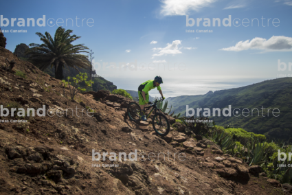 Jordi Bagó en mountainbike por La Gomera