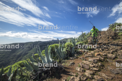 Jordi Bagó on mountain bike by La Gomera