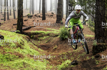 Jordi Bagó en mountainbike por La Palma