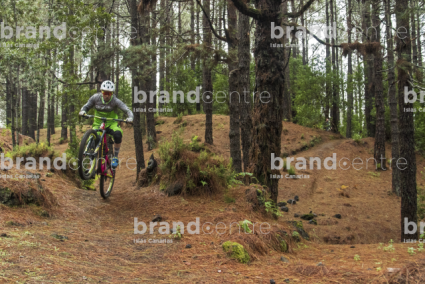 Jordi Bagó en mountainbike por La Palma