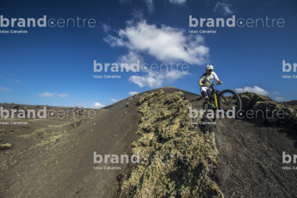 Jordi Bagó en mountainbike por Lanzarote