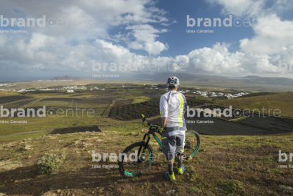 Jordi Bagó en mountainbike por Lanzarote
