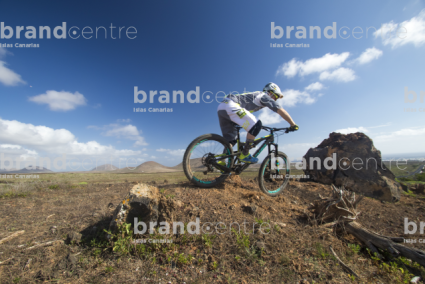 Jordi Bagó en mountainbike por Lanzarote
