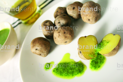 Papas arrugadas con mojo verde