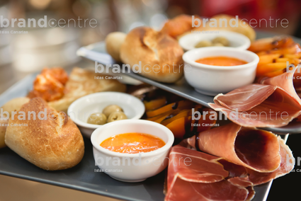 Pan, mojo, jamón y aceitunas