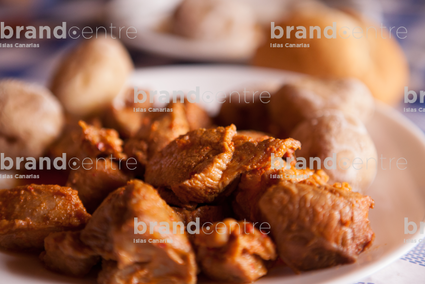 Carne de cochino con papas arrugadas