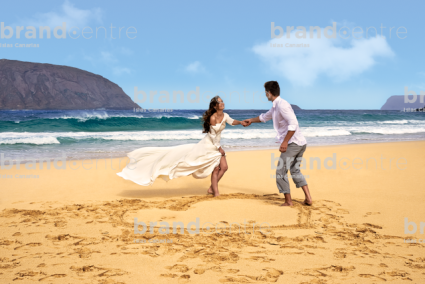 Wedding couple in Las Conchas in La Graciosa