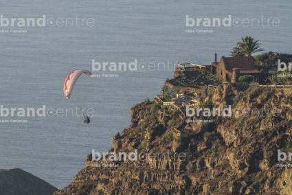 Volando en parapente sobre el Mirador de La Peña