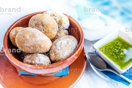 Papas arrugadas con mojo verde