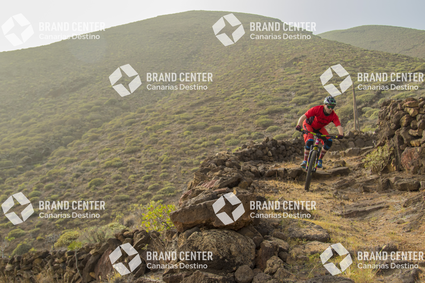 Jordi Bagó en mountainbike por El Hierro