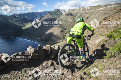 Jordi Bagó en mountainbike por La Gomera