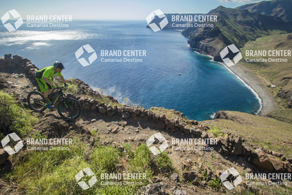 Jordi Bagó en mountainbike por La Gomera