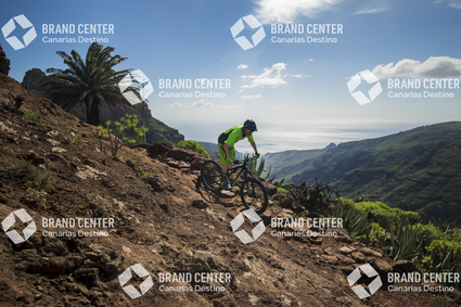 Jordi Bagó en mountainbike por La Gomera