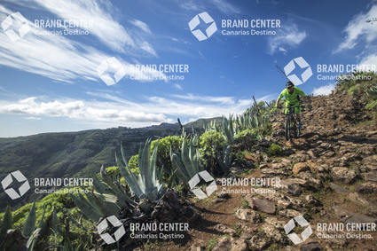 Jordi Bagó en mountainbike por La Gomera