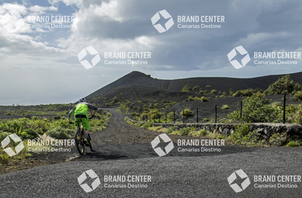Jordi Bagó en mountainbike por La Palma