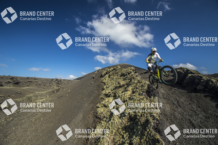 Jordi Bagó en mountainbike por Lanzarote