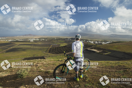 Jordi Bagó en mountainbike por Lanzarote