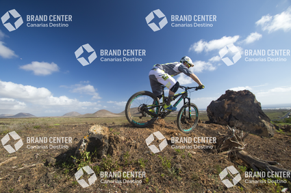 Jordi Bagó en mountainbike por Lanzarote