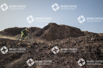 Jordi Bagó by mountain bike in Tenerife