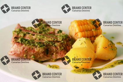 Costillas con papas y millo