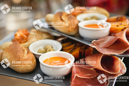 Pan, mojo, jamón y aceitunas