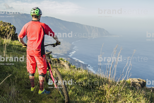 Jordi Bagó en mountainbike por El Hierro Jordi Bagó en mountainbike por El Hierro