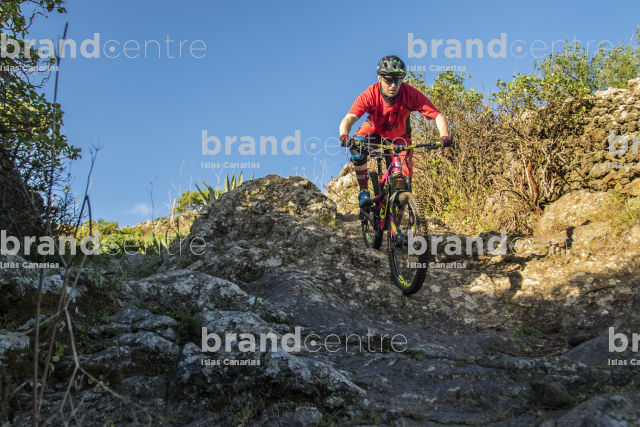 Jordi Bagó en mountainbike por El Hierro
