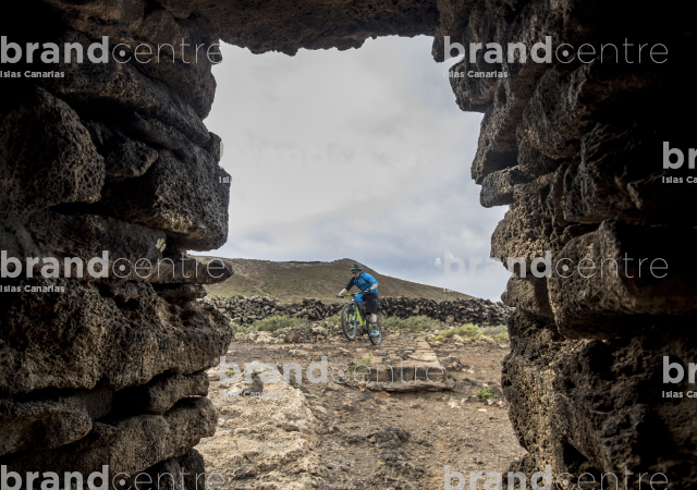 Jordi Bagó en mountainbike por Fuerteventura