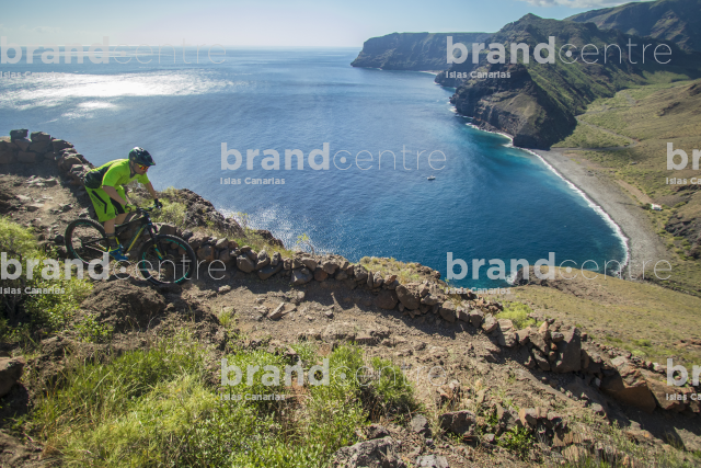Jordi Bagó on mountain bike by La Gomera