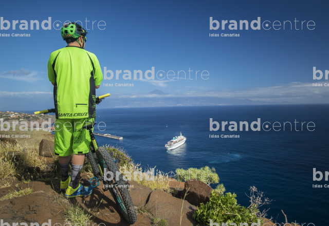 Jordi Bagó on mountain bike by La Gomera