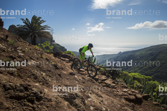 Jordi Bagó en mountainbike por La Gomera Jordi Bagó en mountainbike por La Gomera