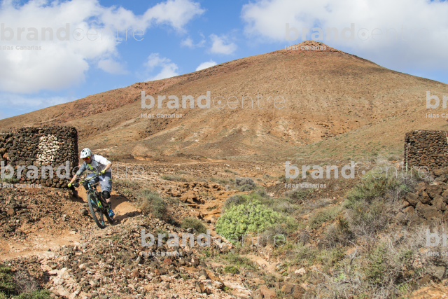 Jordi Bagó en mountainbike por Lanzarote