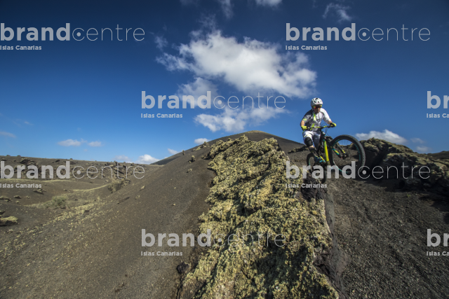 Jordi Bagó en mountainbike por Lanzarote Jordi Bagó en mountainbike por Lanzarote