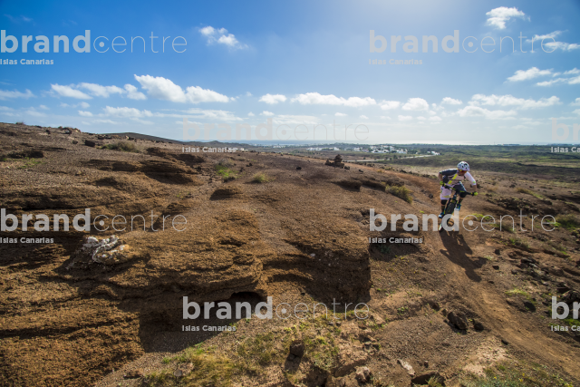 Jordi Bagó en mountainbike por Lanzarote
