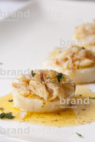 Montadito de batata con migas de pescado y mojo rojo.