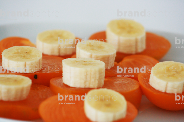 Ensalada de caquis y plátanos