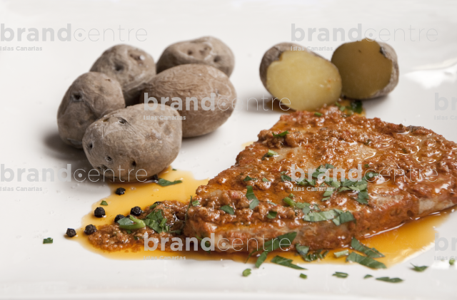 Atún en adobo con papas arrugadas