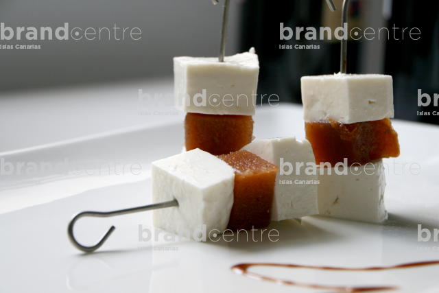 Brocheta de queso fresco y dulce de membrillo