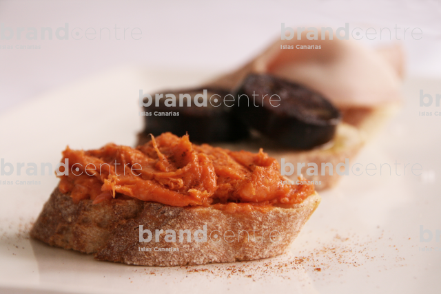 Montaditos de chorizo canario, morcilla dulce y pata asada