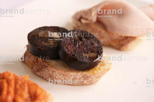 Montaditos de chorizo canario, morcilla dulce y pata asada