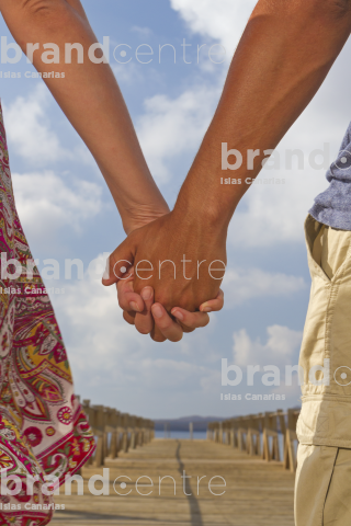 Holding hands by Arrieta Holding hands by Arrieta