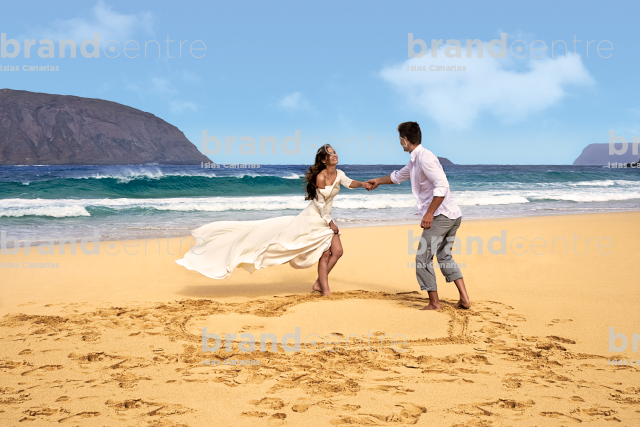 Wedding couple in Las Conchas in La Graciosa Wedding couple in Las Conchas in La Graciosa