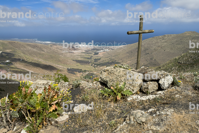Caleta de Famara trail to Haría, Lanzarote Caleta de Famara trail to Haría, Lanzarote
