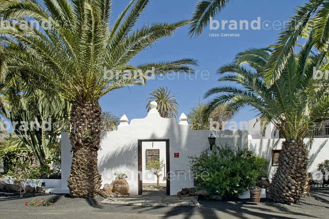 Caleta de Famara trail to Haría, Lanzarote Caleta de Famara trail to Haría, Lanzarote